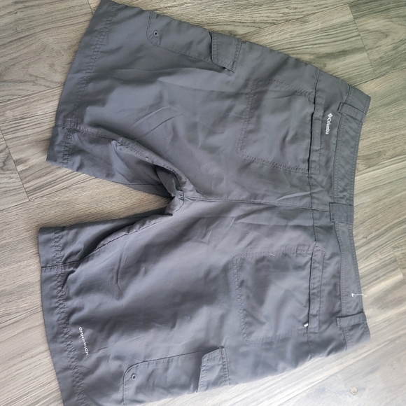 Columbia Gray Cargo Shorts Lightweight Adventure - Picture 2 of 5